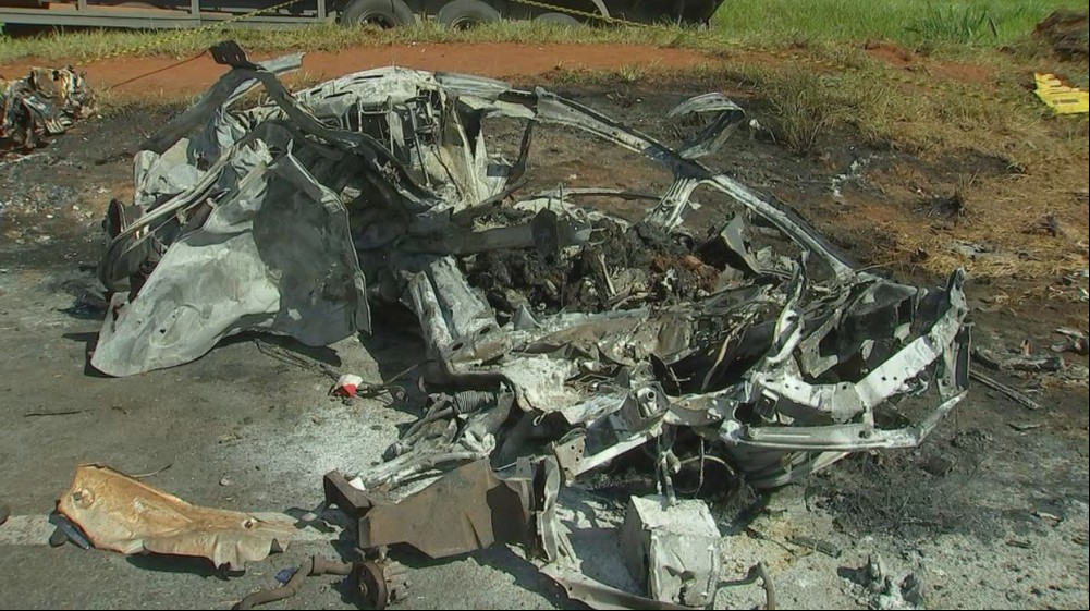 carro-ficou-destruido-apos-colisao-com-caminhao-em-icem-sp-